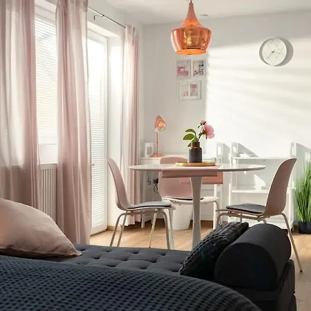 With Free Parking, Washer & Dryer Appartement