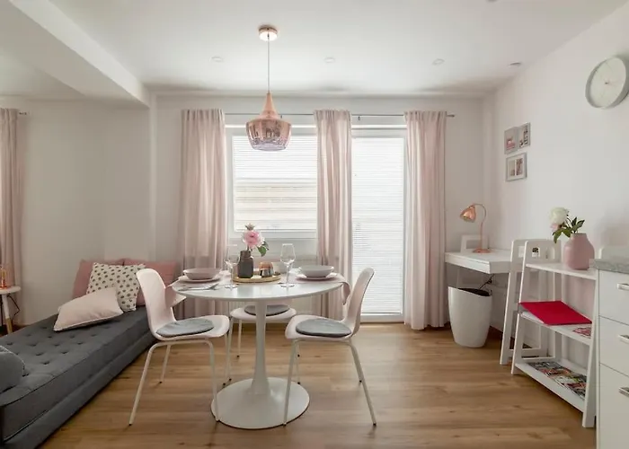 With Free Parking, Washer & Dryer شقة *