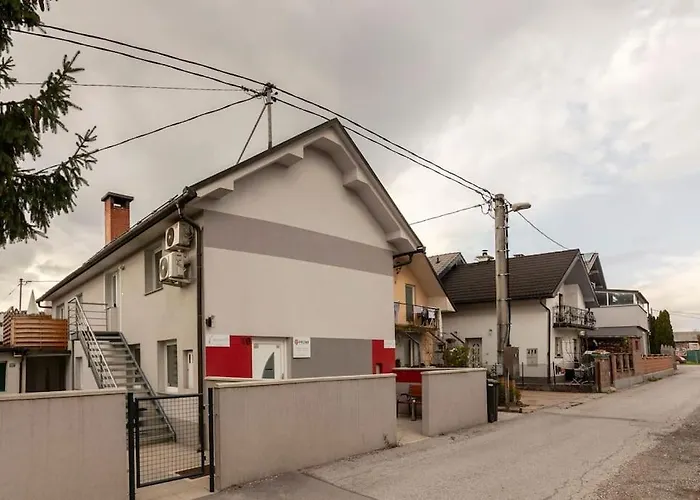 With Free Parking, Washer & Dryer شقة